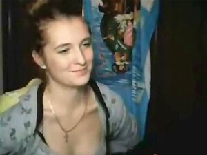 ragazza sorda si toglie il reggiseno. ragazza sorda si leva il