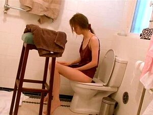 nackte, busty Brünette im Badezimmer