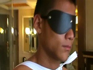 Mörkhyad asiatisk kille bunden till sperma