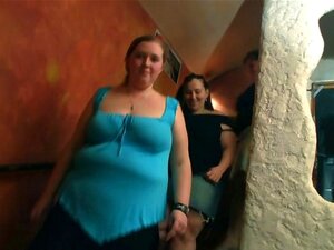 Die Flasche drehen führt zu BBW-Gruppensex