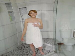 милф ужива док јој лижу пичку док њен