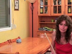 Schmierige Oma mit kleinen Hängetitten und behaarter Fotze