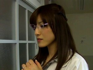 Aziatische slet met bril slikt harde lul diep voor een facial