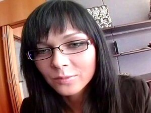 Sexy secretaresse in kousen neukt haar baas