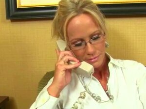 Spex Cougar wichst Handtuchjunge im Hotelzimmer