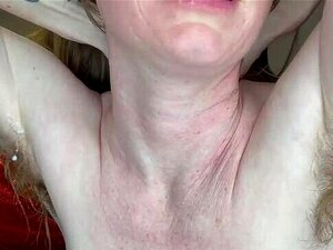 Flexibel smutsig stinkande vit milf-fitta och svettiga håriga
