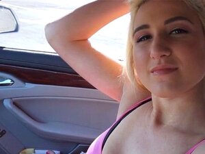 Busige Pornodarstellerin ging auf den Rücksitz und zeigte sie.