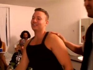 Geile Party-Babes verzweifelt nach Bohren