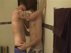 Två fantastiska emo-sötnosar med tatueringar som experimenterar