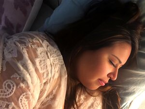 Ich wecke meine echte Stiefmutter auf und wichse Ihr die Kehle