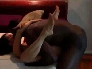 Cuckold-Ehemann zahlt zwei schwarze Männer, um seine heiße Frau zu