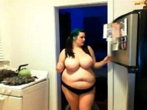 BBW leker med sina enorma tuttar på cam -