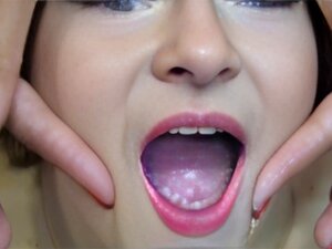 Premium Bukkake - Milena schluckt 50 riesige mundvolle Cumshots.