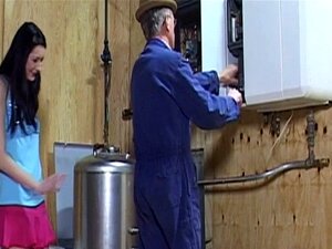 Süße schluckt mit Älterem. Euro-Süße schluckt nach dem Ficken und