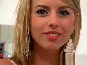 Ex-namorada loira em POV puxando um pênis duro