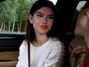 Schüchterne Studentin wild auf der Seite des Fickens