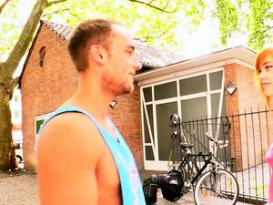 18-jarige kleine Duitse schat pikt op straat en verleidt