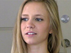 Verehrte Bimbo genießt Oralsex. Hübsche heiße Mädels ziehen sich