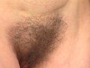 Gioco BDSM perverso dove una ragazza bruna