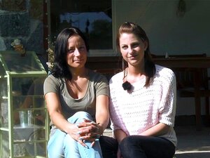 Freundinnen genießen ihr Wochenende im Garten