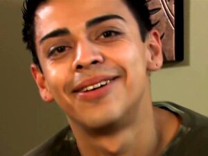 Latino twink runkar av. Amatör latino twink runkar i solo onani