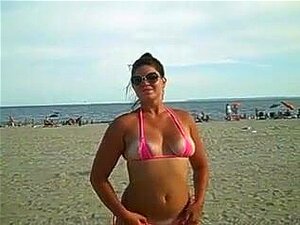 Crystal zeigt ihren Arsch und ihre Muschi am nicht-nackten