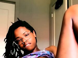 Bia Bates zeigt und neckt ihre nackte Muschi & Titten