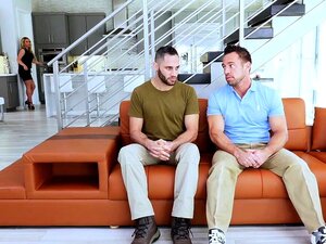 Leger Boi stiefzoon likt de milf kut van Phoenix Maries van achteren