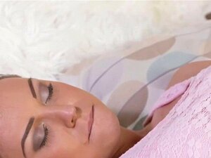 Sexy blue eyed babe neukt in slaapkamer