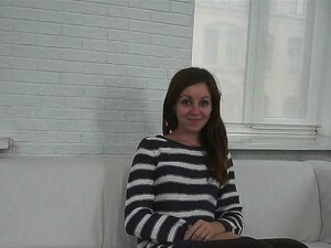 Слаткица скида одећу да прими