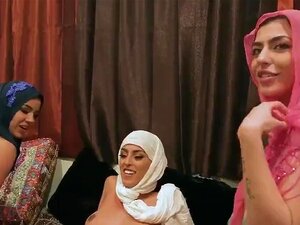 Strandhotel-Orgie xxx Heiße arabische Mädchen versuchen einen Vierer