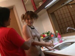 Enge und dreckige Babe im Netz wird fingergefickt und mit Spielzeug