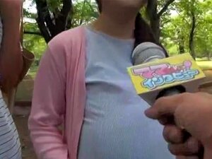Kichernde japanische Schlampe wird an einem öffentlichen Ort