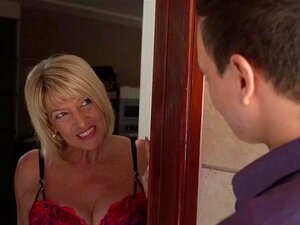 Busige Cougar-reife Dame bekommt einen Mundsperma nach dem Sex mit