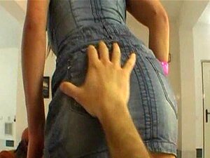 Busenwunder mit intimen Piercings lapdancet