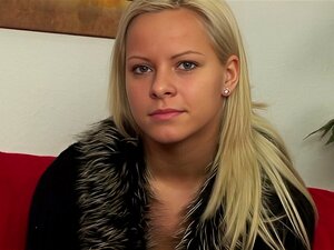 Blondes Küken Sunny Wird Auf Der Couch Von Zwei großen Schwänzen