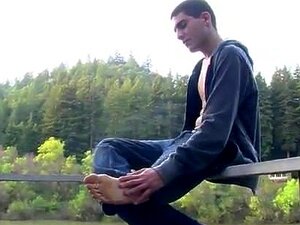 Un mignon twink fraîchement imberbe suce une bite. Un garçon solo
