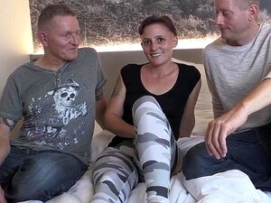 Denna heta smala bitch är så jävla smutsig! hon älskar att knulla