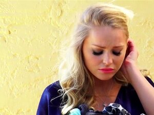 Verdammt heiße blonde Süße Staci bekommt ihre enge Muschi