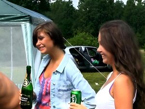 Upplev det vilda och heta strandäventyret du alltid har drömt om. Se