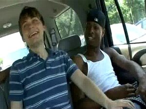 Heta muskulösa svarta gaykillar förnedrar vita twinks hardcore 12