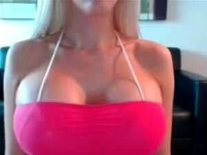 Großtittige blonde Cam-Girl live im Netz