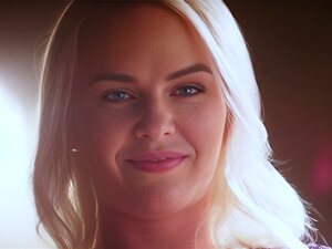 Tauche in die Begierde ein, wenn eine faszinierende blonde Schönheit