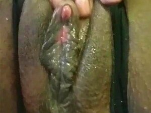 Црна девојка са великим клиторисом