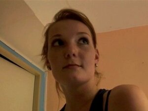 Sex-Appeal: Runde Tussi spreizt lange Beine