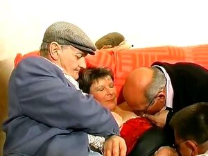 Geile reife Schlampe wird von zwei Teilen gefickt4