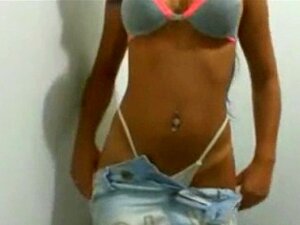 Sexy solbrun babe med flotte pupper stripper på webkameraet sitt
