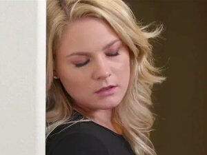 Zwei Freunde massieren und verwöhnen die blonde MILF-Freundin