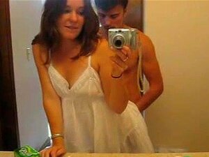 Süßer Badezimmer-Blowjob und Cumshot