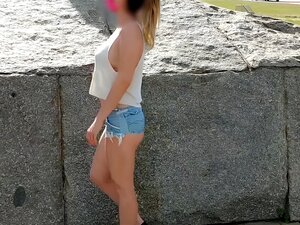 Scarlet Smith stellt am touristischen und politischen Ort von São